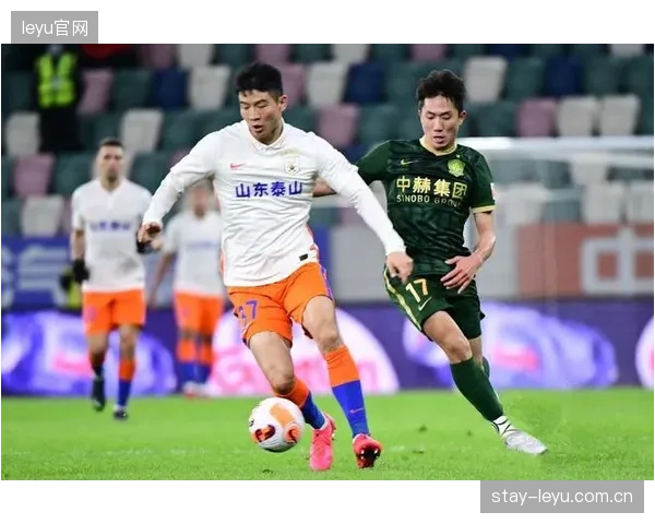 比利时在防守定位球时需重点盯防美国队的高点，禁区内的空中对抗将异常激烈。