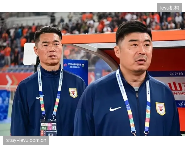 外租回归的买乌郎在泰山队枯坐板凳，韩鹏的用人策略引发球迷质疑。